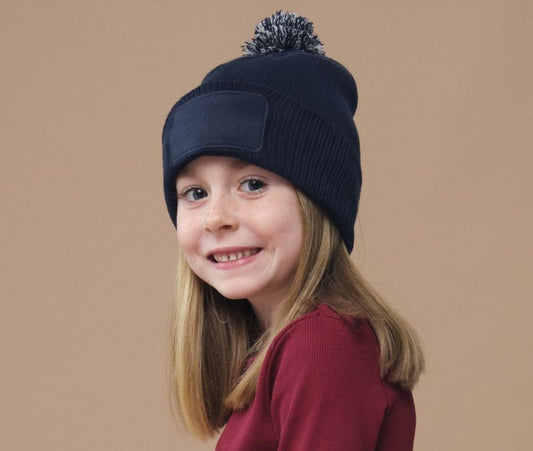 Bonnet enfant avec empiècement et pompom