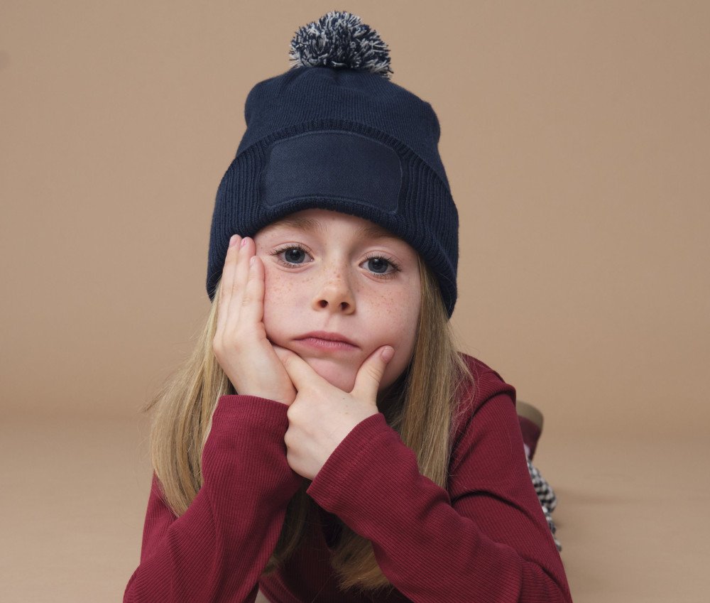 Bonnet enfant avec empiècement et pompom