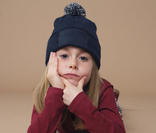 Bonnet enfant avec empiècement et pompom
