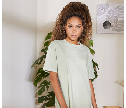Tee-shirt femme délavé 220 g/m² — BUILD YOUR BRAND LADIES OVERSIZED ACID WASH TEE